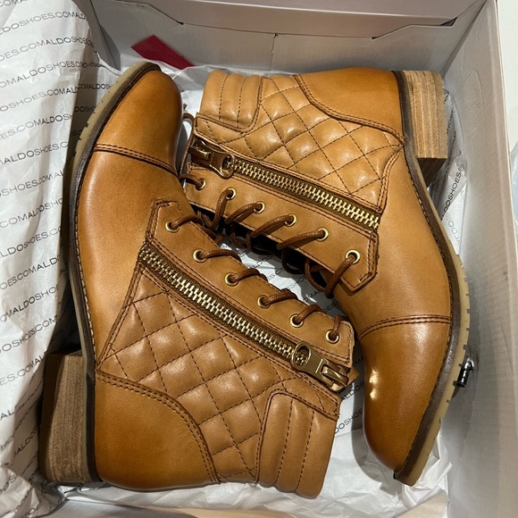 Selling women’s combat boots - Picture 3 of 3